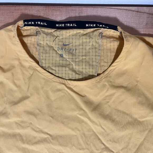 Men's Small Nike Trail Dri Fit Short Sleeve Lightweight Shirt Yellow - Picture 2 of 3